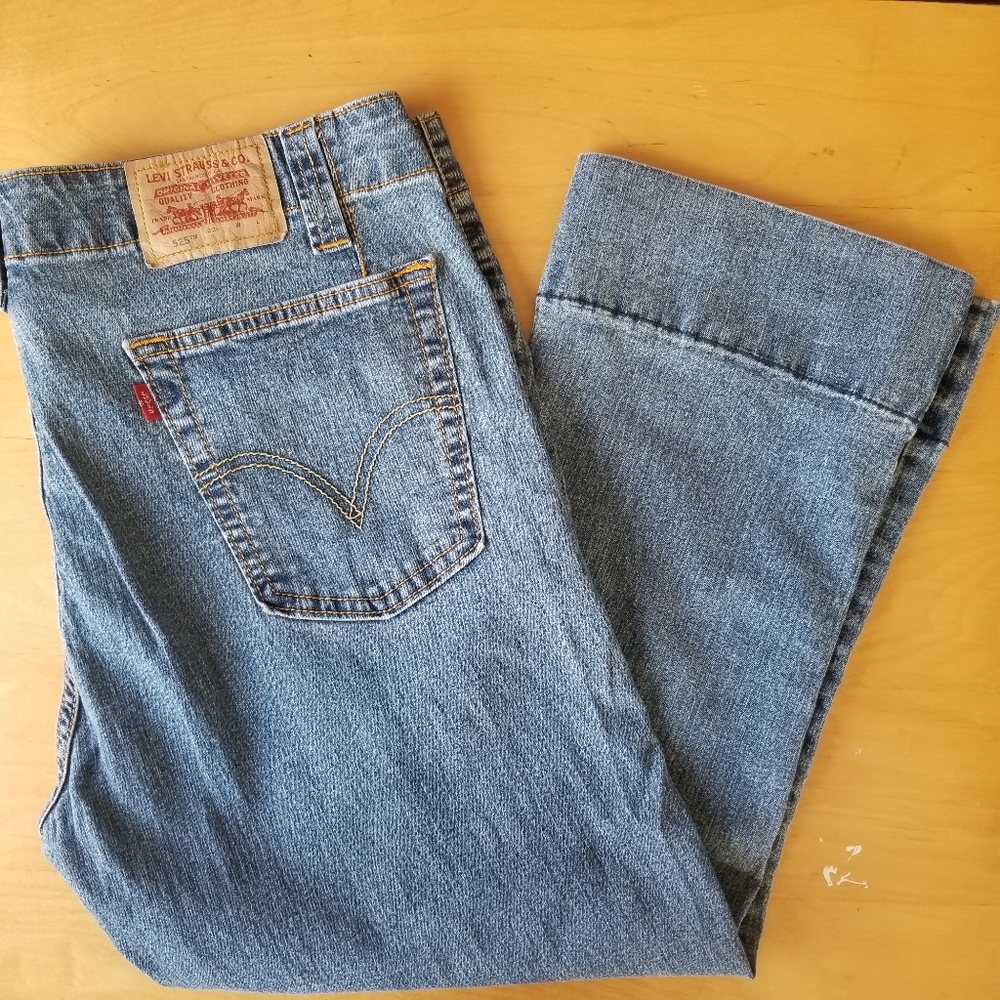 Levi's Cuff Detailed Cropped Jeans